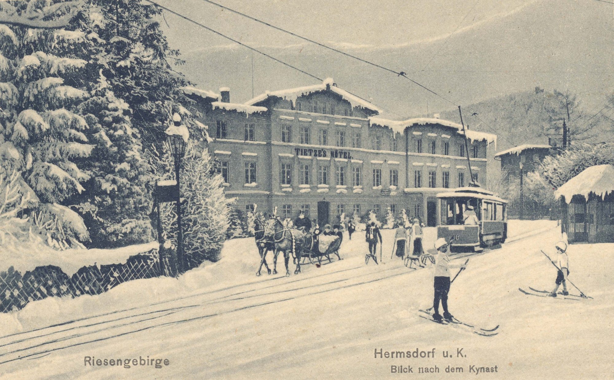 Hotel Tietze'go (dziś Wyższa Szkoła Menadżerska) w Sobieszowie, końcowy przystanek tramwajów. Latem dorożki, a zimą – sanie dowoziły stąd podróżnych do podnóża Chojnika, stąd tragarze wnosili ich do zamku