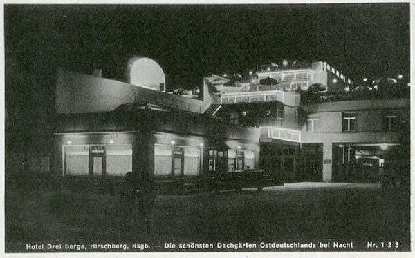 Nocna iluminacja hotelu Drei Berge (Europa) od strony dzisiejszej ulicy Armii Krajowej.