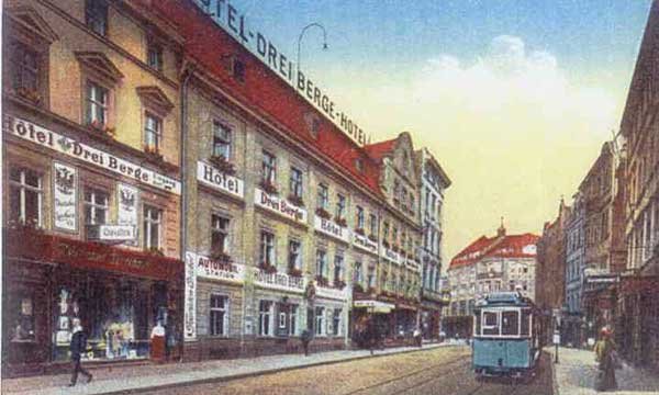 Hotel Drei Berge od strony Banhofstrasse (1 Maja).
