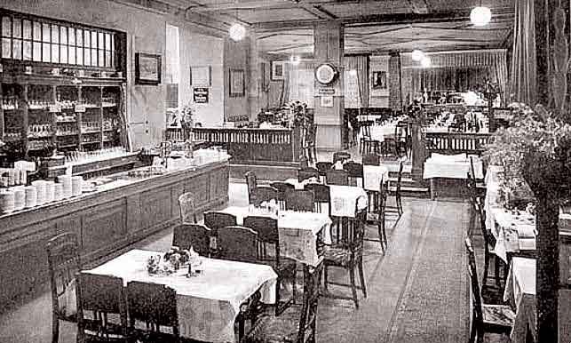 Wnętrze hotelowej restauracji.