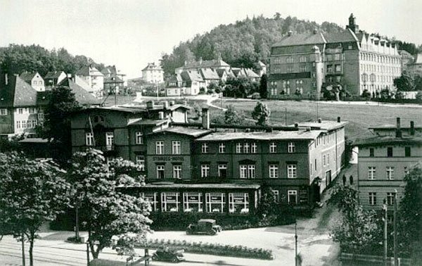 Hotel Strauss z widokiem na Oberrealschule (dziś popularny „Zerom”) – nie ma jeszcze kamienic zbudowanych przy ul. Kochanowskiego.