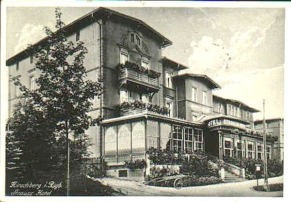 Nietypowe ujęcie ukwieconego Hotelu Strauss.