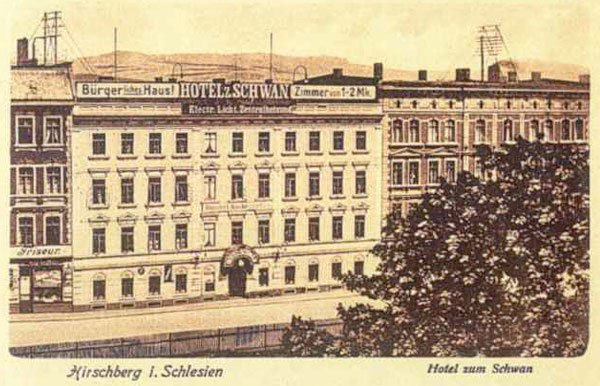 Ten sam budynek widziany z Banhofstrasse (Kolejowa, 1 Maja).