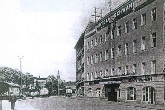 A to perspektywa ulicy Bolkenhainerstrasse i ten sam hotel.