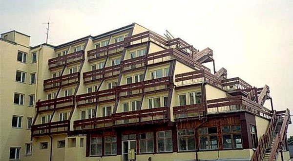 Nowoczesna bryła hotelu Sudety za dworcem PKP przy ulicy Krakowskiej. Dziś czeka na kupca.