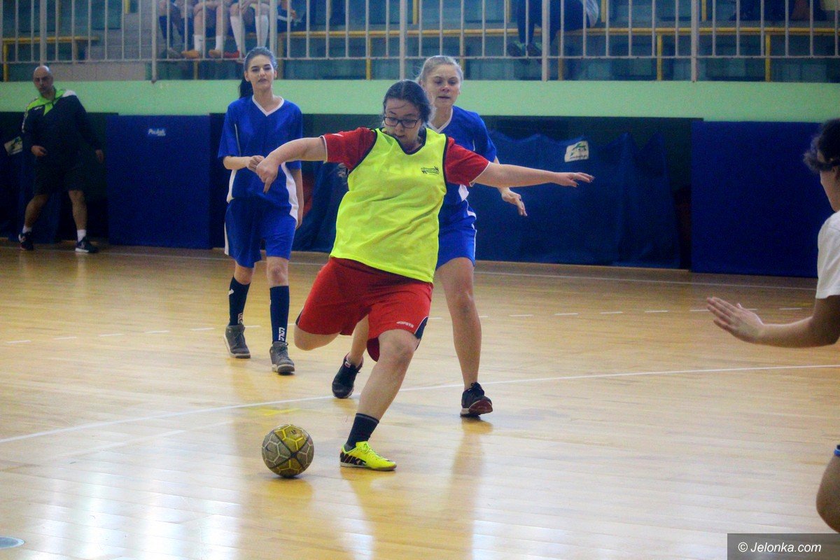 uczennice-sniadeckiego-mistrzyniami-w-futsalu-foto-73416