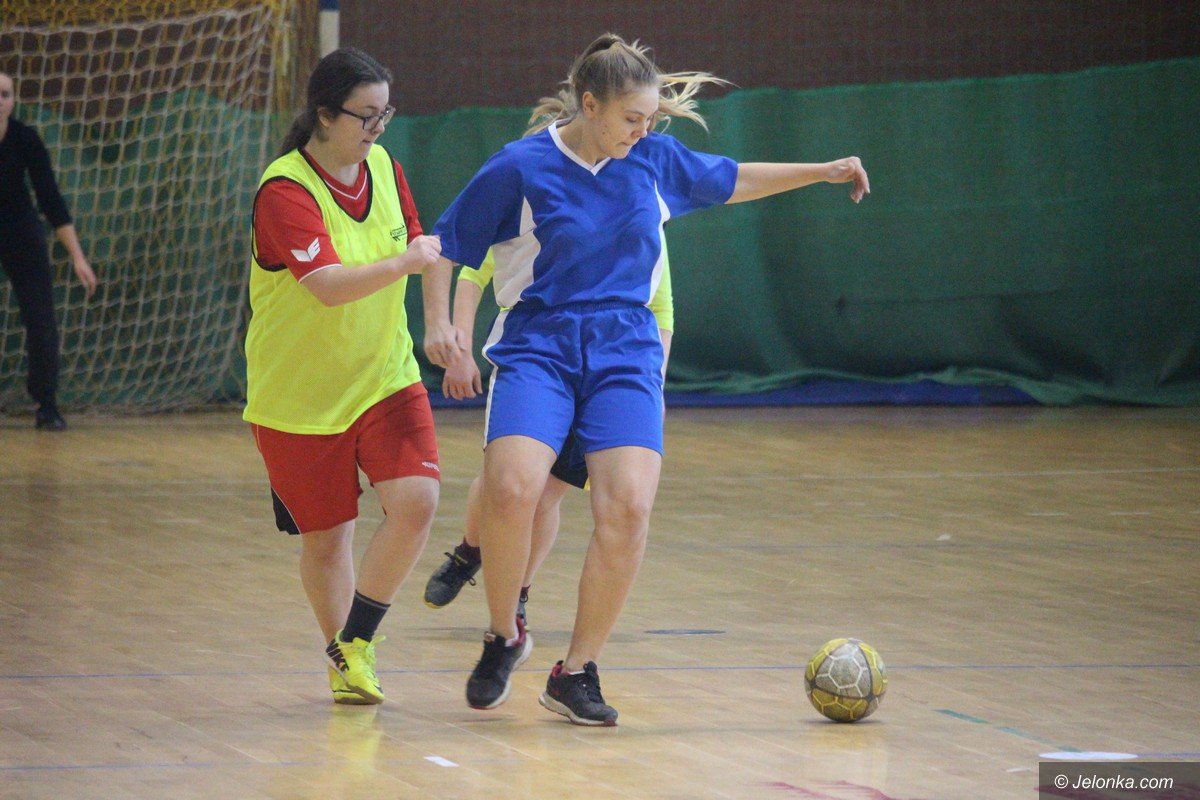 uczennice-sniadeckiego-mistrzyniami-w-futsalu-foto-73416
