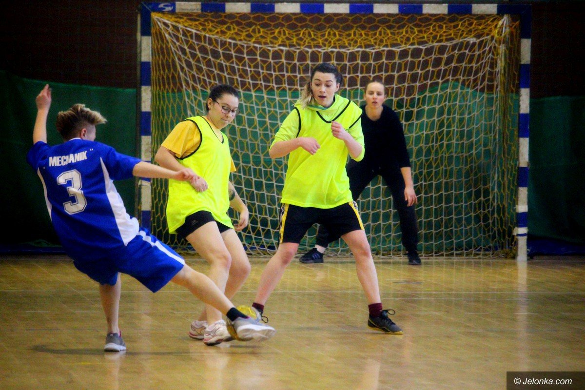 uczennice-sniadeckiego-mistrzyniami-w-futsalu-foto-73416