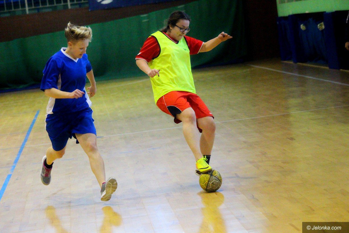 uczennice-sniadeckiego-mistrzyniami-w-futsalu-foto-73416