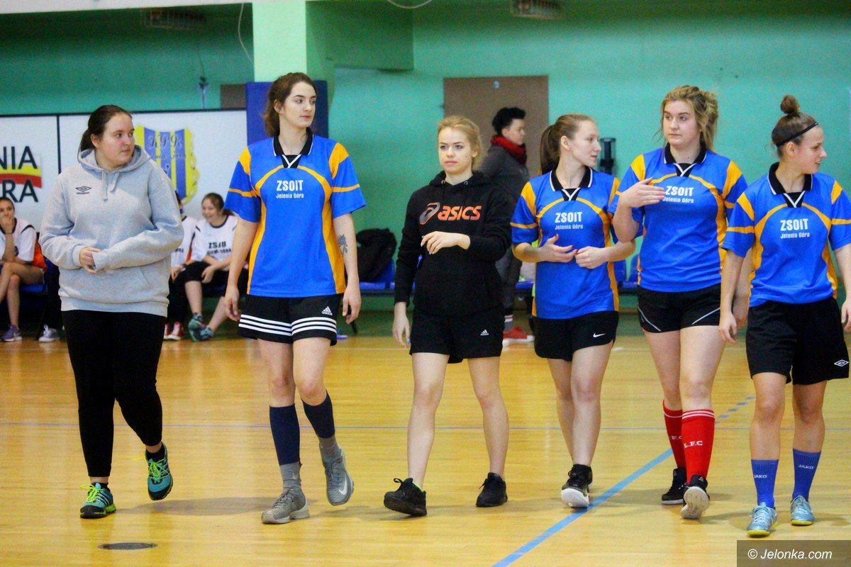uczennice-sniadeckiego-mistrzyniami-w-futsalu-foto-73416