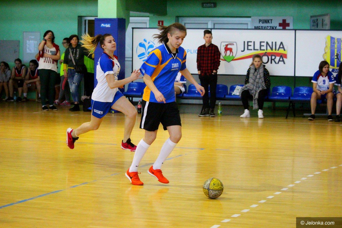 uczennice-sniadeckiego-mistrzyniami-w-futsalu-foto-73416