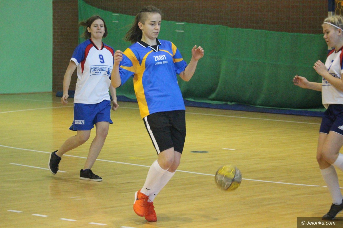 uczennice-sniadeckiego-mistrzyniami-w-futsalu-foto-73416