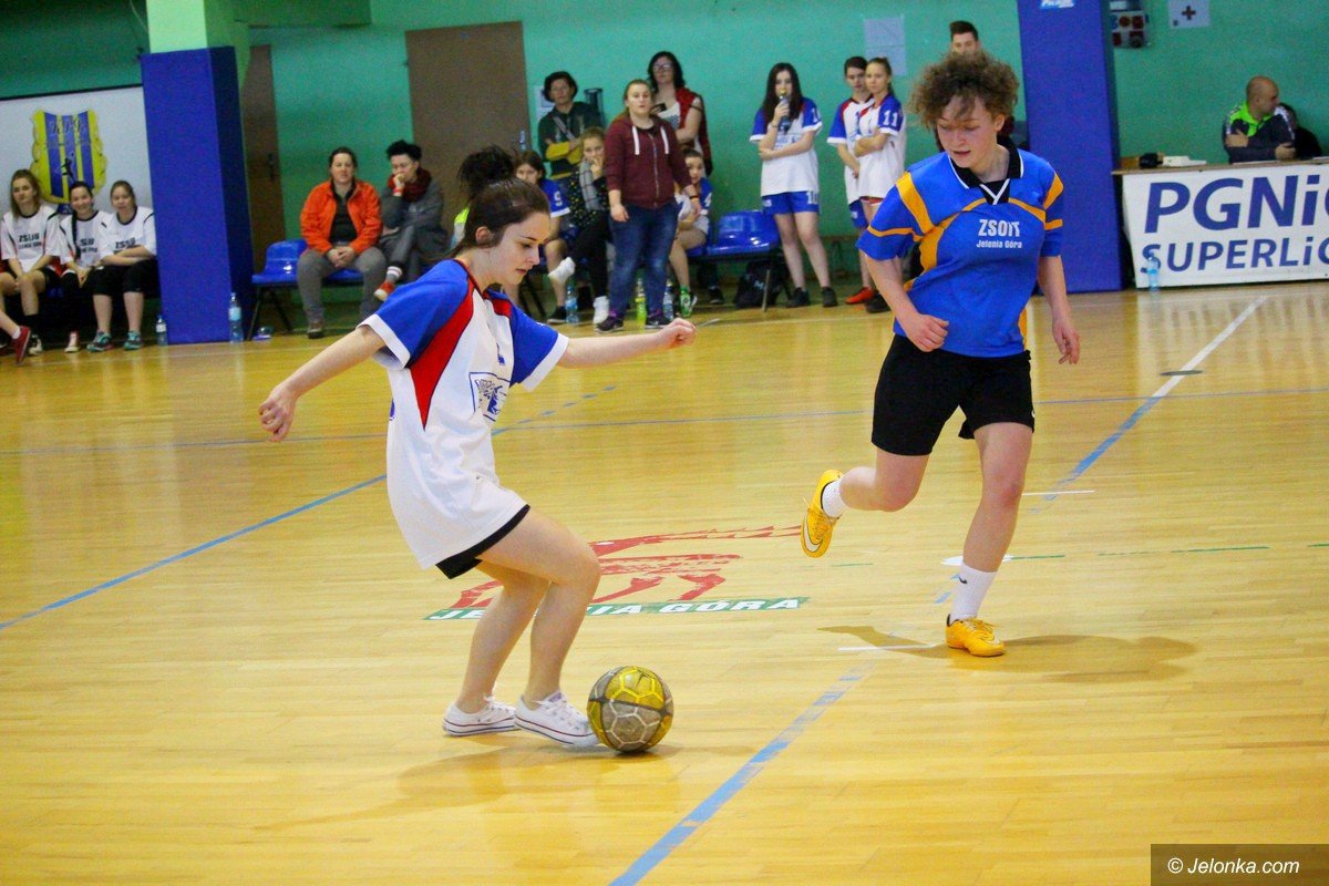 uczennice-sniadeckiego-mistrzyniami-w-futsalu-foto-73416