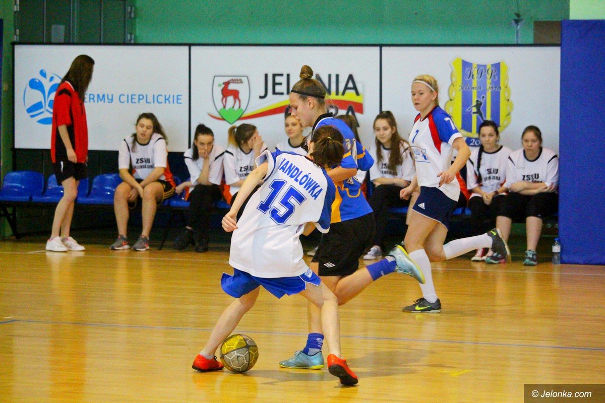 uczennice-sniadeckiego-mistrzyniami-w-futsalu-foto-73416