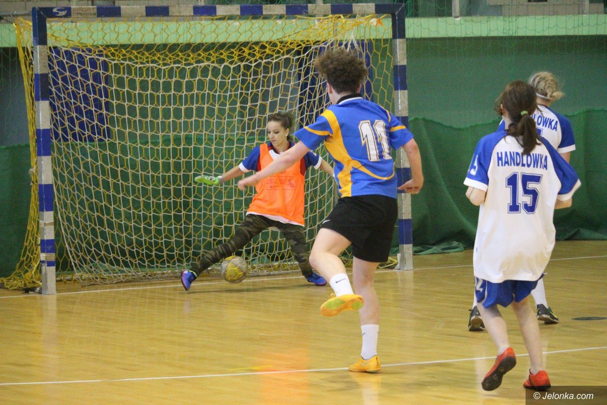 uczennice-sniadeckiego-mistrzyniami-w-futsalu-foto-73416