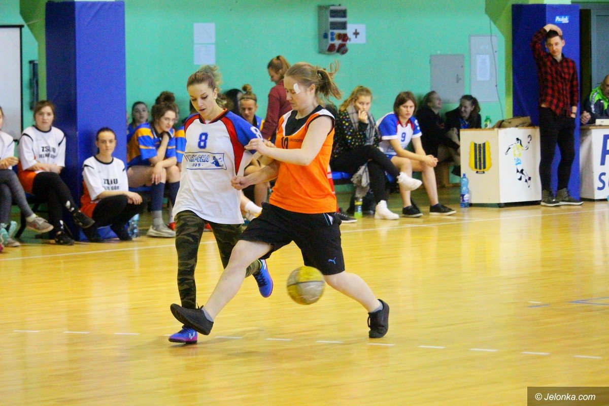 uczennice-sniadeckiego-mistrzyniami-w-futsalu-foto-73416