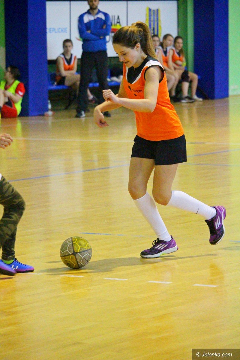 uczennice-sniadeckiego-mistrzyniami-w-futsalu-foto-73416