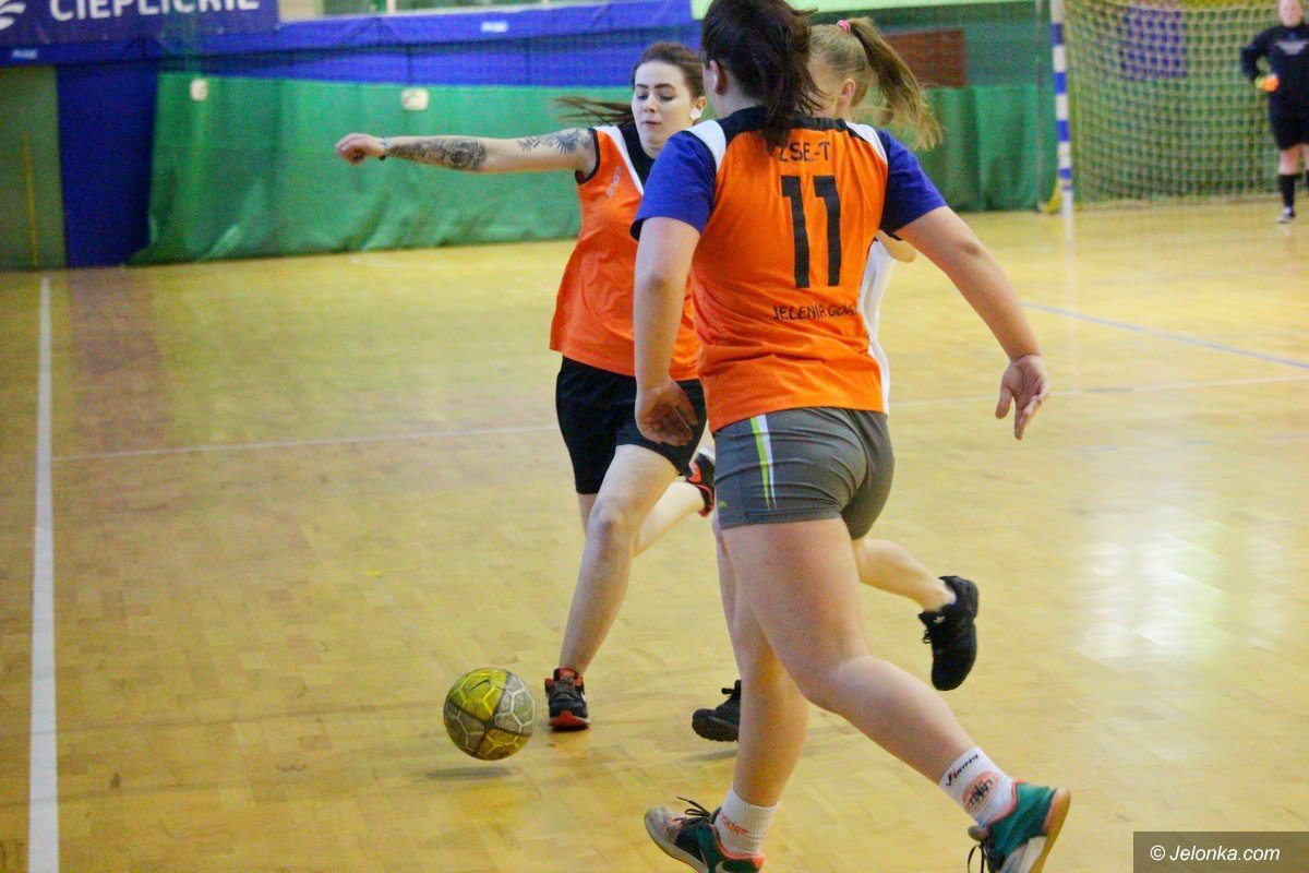 uczennice-sniadeckiego-mistrzyniami-w-futsalu-foto-73416