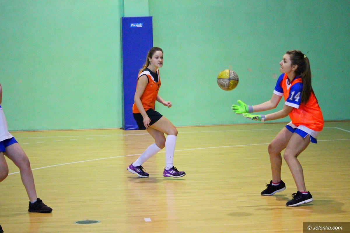 uczennice-sniadeckiego-mistrzyniami-w-futsalu-foto-73416