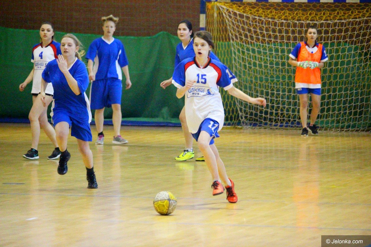 uczennice-sniadeckiego-mistrzyniami-w-futsalu-foto-73416