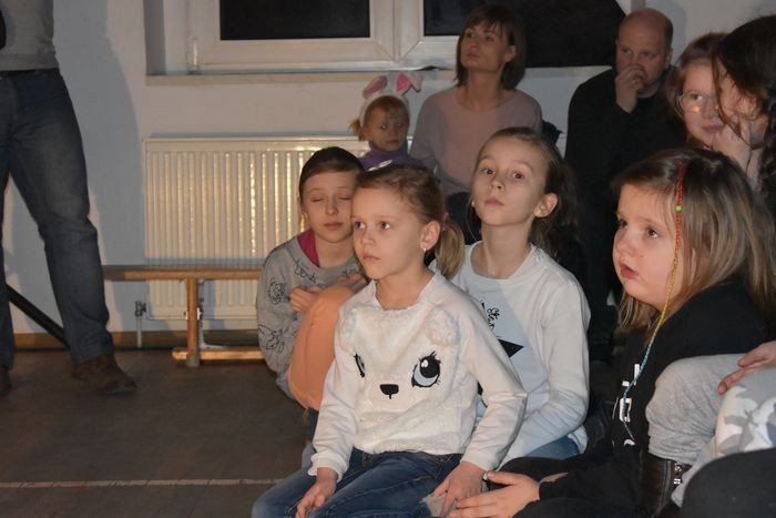 smerfny-spektakl-w-janowicach-wielkich-foto-73450