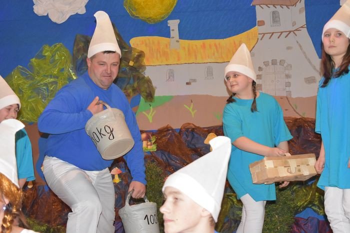 smerfny-spektakl-w-janowicach-wielkich-foto-73450
