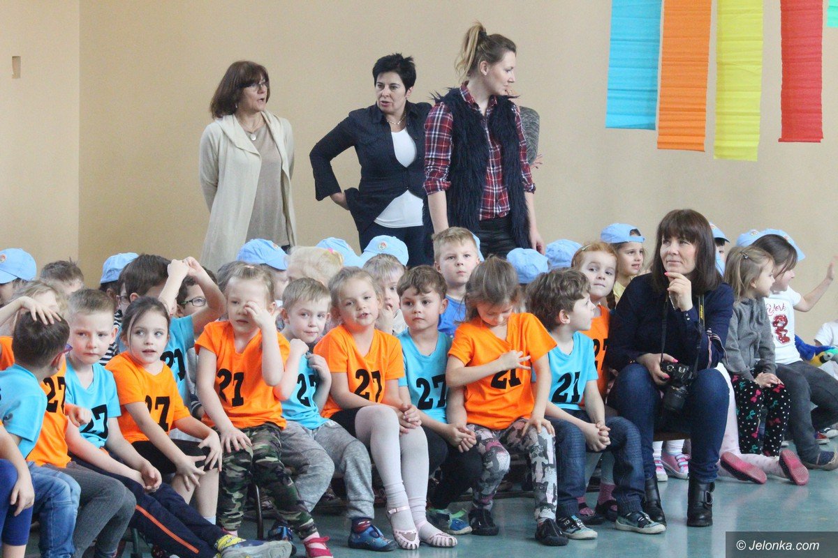 przedszkolaki-bawiac-sie-poznaja-siodemke-foto-73452