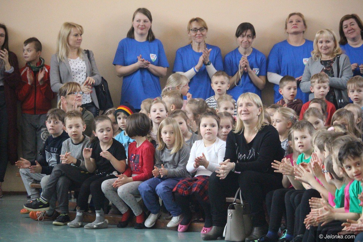 przedszkolaki-bawiac-sie-poznaja-siodemke-foto-73452