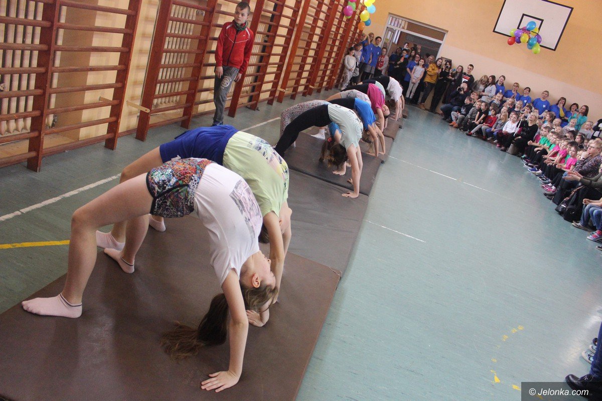 przedszkolaki-bawiac-sie-poznaja-siodemke-foto-73452