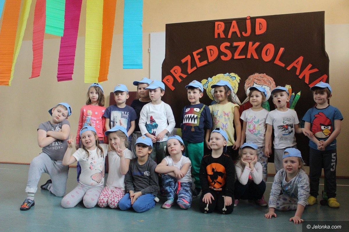 przedszkolaki-bawiac-sie-poznaja-siodemke-foto-73452
