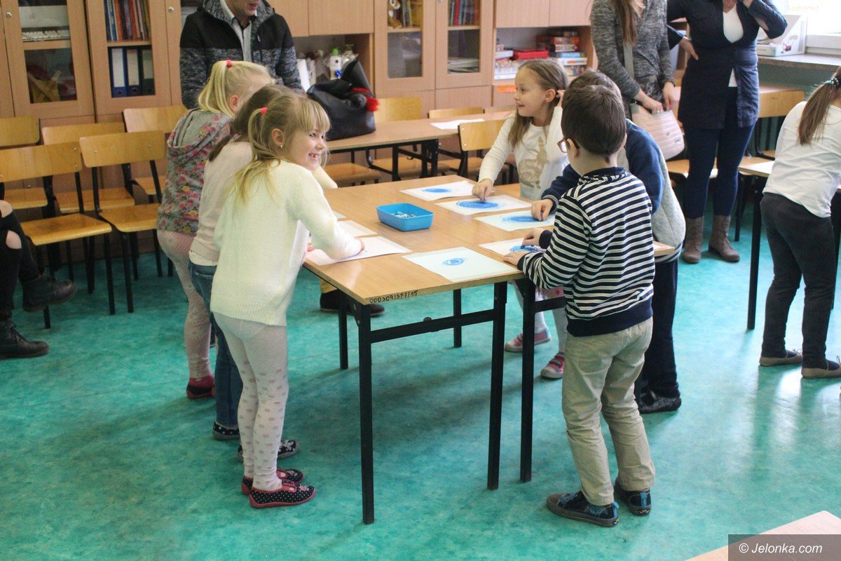 przedszkolaki-bawiac-sie-poznaja-siodemke-foto-73452