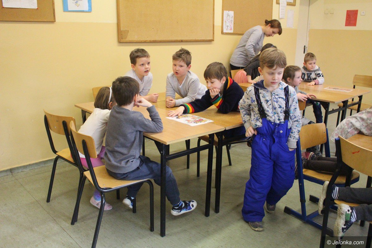 przedszkolaki-bawiac-sie-poznaja-siodemke-foto-73452
