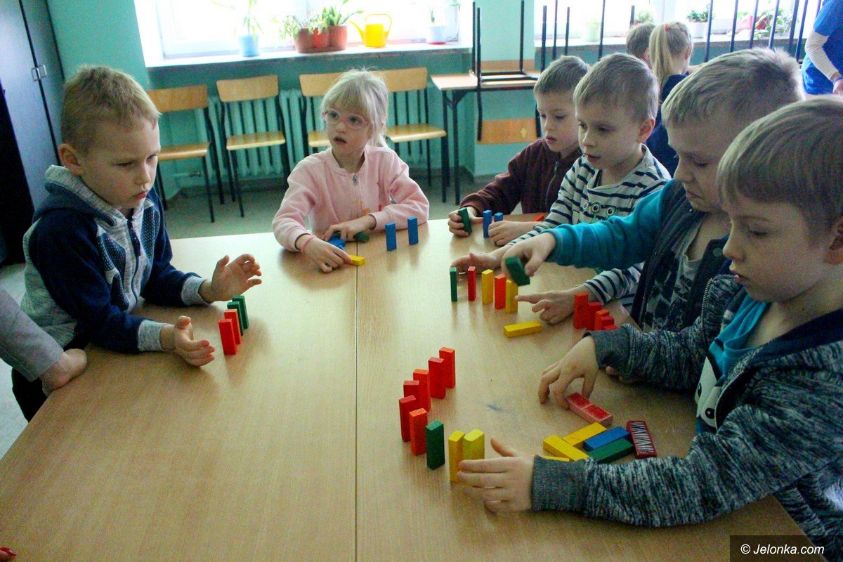 przedszkolaki-bawiac-sie-poznaja-siodemke-foto-73452