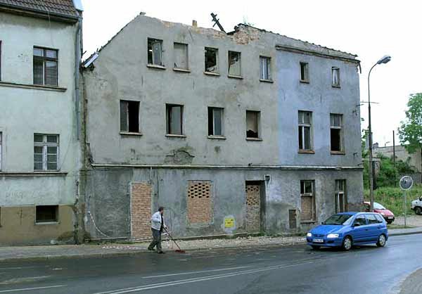 Takich obrazków w stolicy Karkonoszy jest – niestety – więcej.