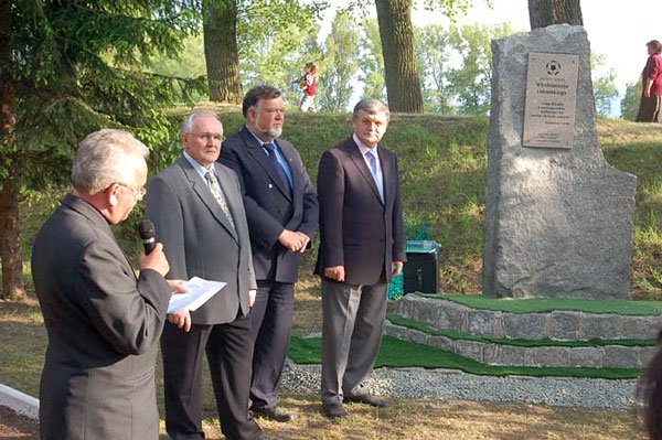 Z. Ładziński, W. Lubański i J. Kusiak (od lewej) odsłaniają pamiątkową tablicę.