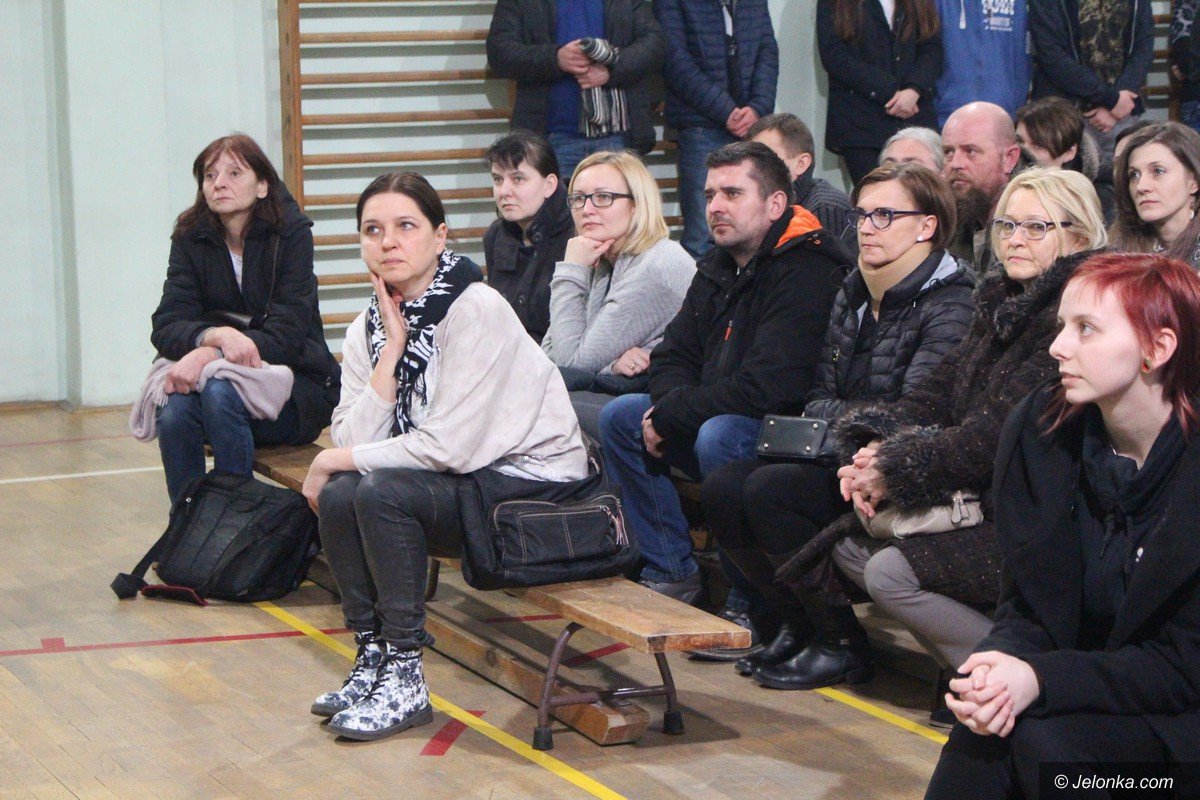 uczniowie-z-rodzicami-i-pracownicy-ratuja-szkoe-foto-73561