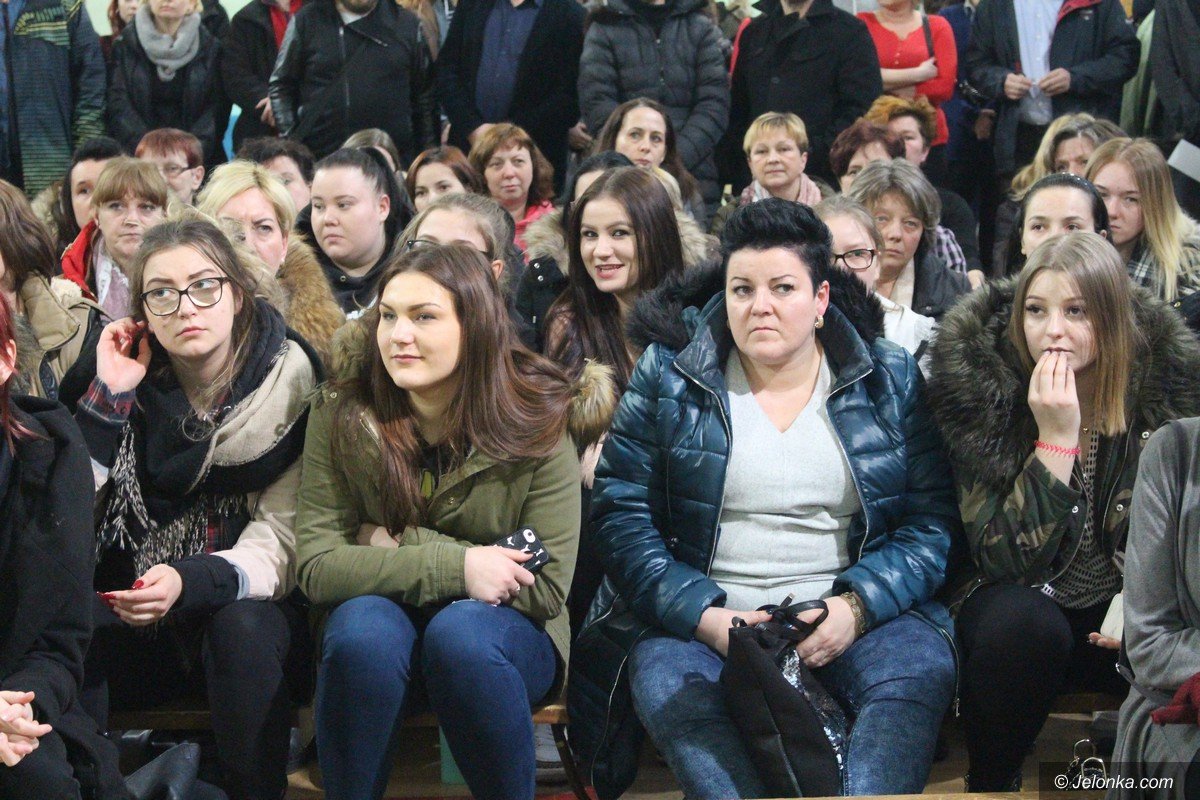 uczniowie-z-rodzicami-i-pracownicy-ratuja-szkoe-foto-73561