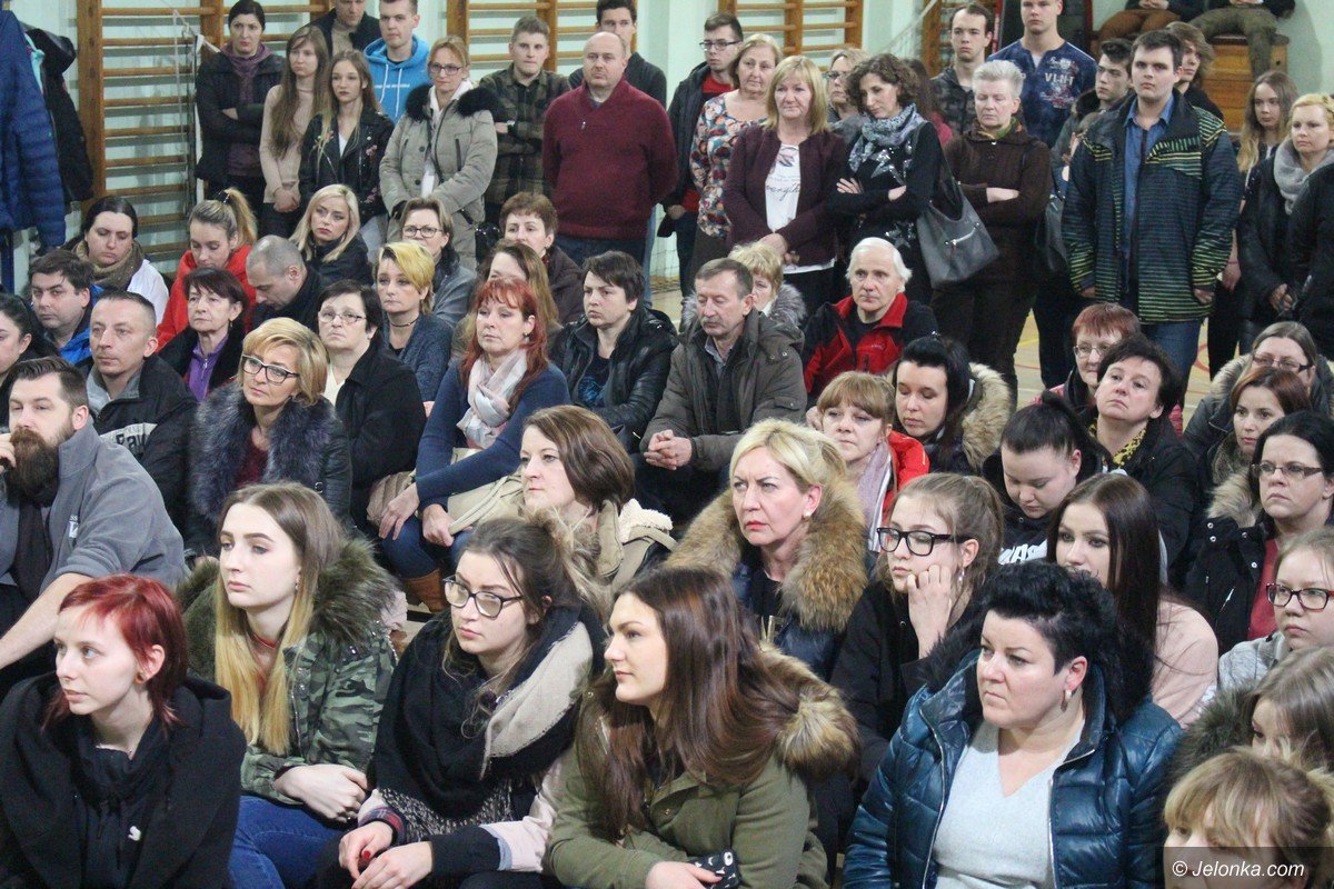 uczniowie-z-rodzicami-i-pracownicy-ratuja-szkoe-foto-73561