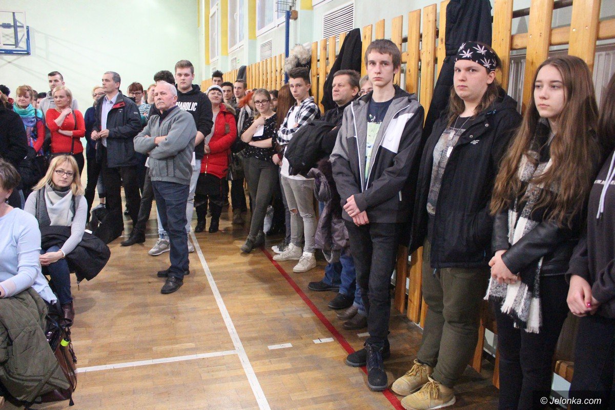 uczniowie-z-rodzicami-i-pracownicy-ratuja-szkoe-foto-73561