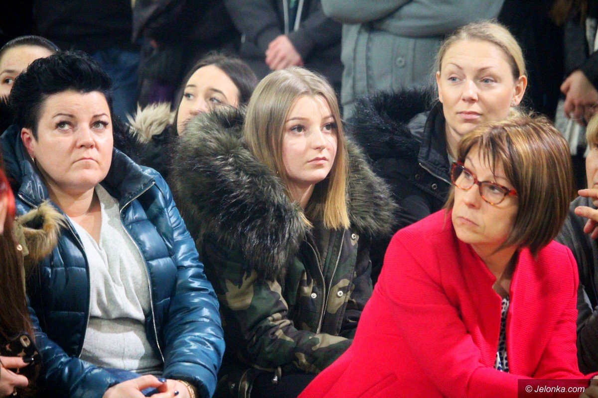 uczniowie-z-rodzicami-i-pracownicy-ratuja-szkoe-foto-73561