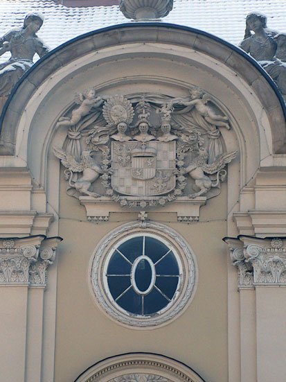 Magnacka siedziba od strony Parku Zdrojowego. Ciepliczanie uważają, że jest zbyt okazała jak na filię uczelni.