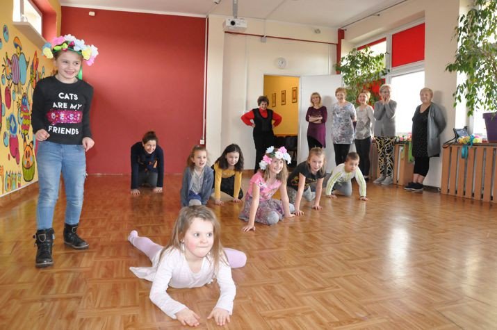 miedzypokoleniowe-tance-w-kregu-foto-73737