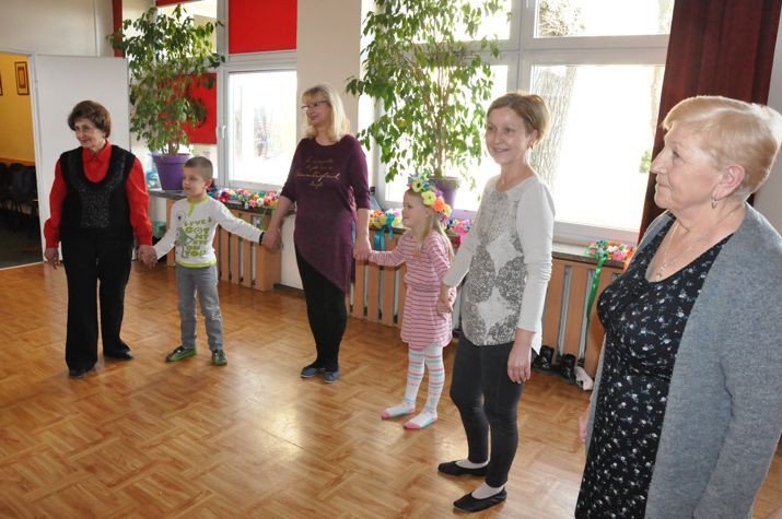 miedzypokoleniowe-tance-w-kregu-foto-73737
