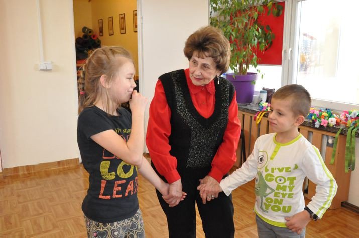 miedzypokoleniowe-tance-w-kregu-foto-73737