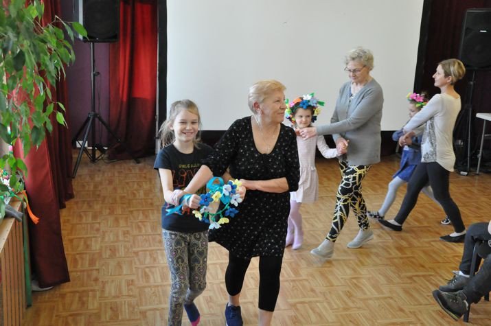 miedzypokoleniowe-tance-w-kregu-foto-73737