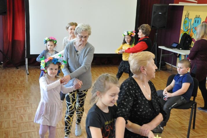 miedzypokoleniowe-tance-w-kregu-foto-73737