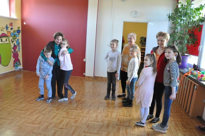 miedzypokoleniowe-tance-w-kregu-foto-73737
