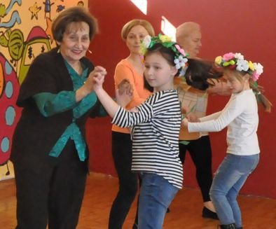miedzypokoleniowe-tance-w-kregu-foto-73737