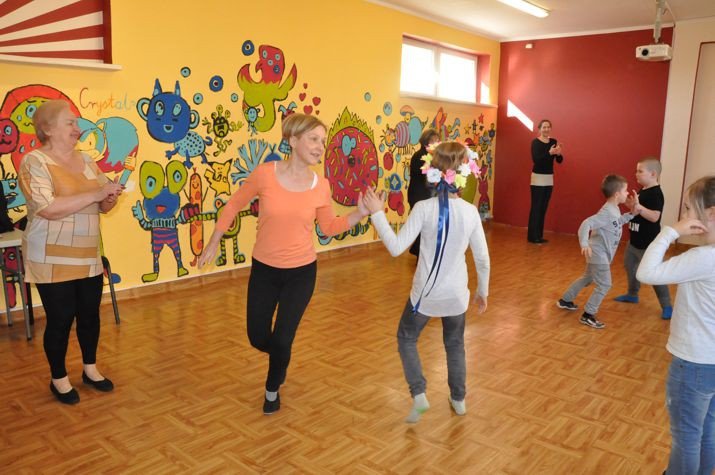 miedzypokoleniowe-tance-w-kregu-foto-73737