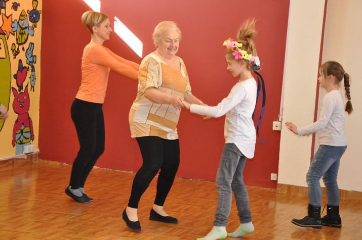 miedzypokoleniowe-tance-w-kregu-foto-73737